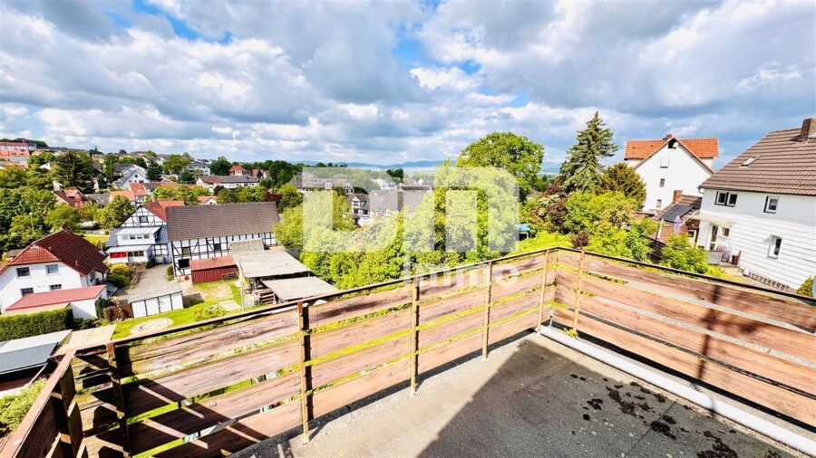 Ein- Zweifamilienhaus mit Innenhof, Balkon, Dachterrasse + Garage und zusätzliche Nutzflächen - Balkon Panoramablick bis Kassel